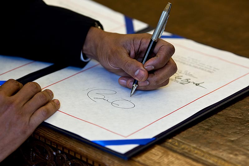 President Barack Obama signs a bill in the Oval Office, April 7, 2010. (P040710PS-0131)